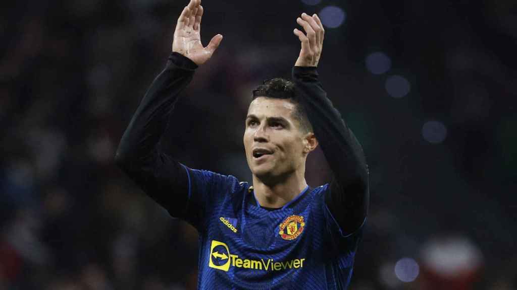 Cristiano Ronaldo aplaudiendo a los aficionados del Manchester United