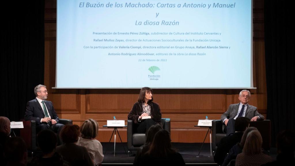 Rafael Alarcón Sierra, Valeria Ciompi y Antonio Rodríguez Almodóvar en una mesa redonda del Instituto Cervantes con motivo de la publicación de los volúmenes 'El buzón de los Machado. Cartas a Antonio y Manuel' y 'La diosa Razón' (Alianza Editorial). Foto: Fundación Unicaja