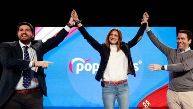 La alcaldesa de Archena, Patricia Fernández, junto a Fernando López Miras y Teodoro García Egea.