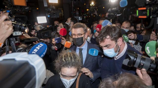 Alberto Núñez Feijóo, anoche a su llegada a la sede del PP en Madrid.