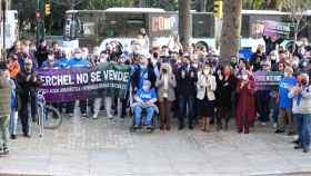 Grupo de vecinos de El Perchel antes de entrar al Pleno del Ayuntamiento de Málaga.