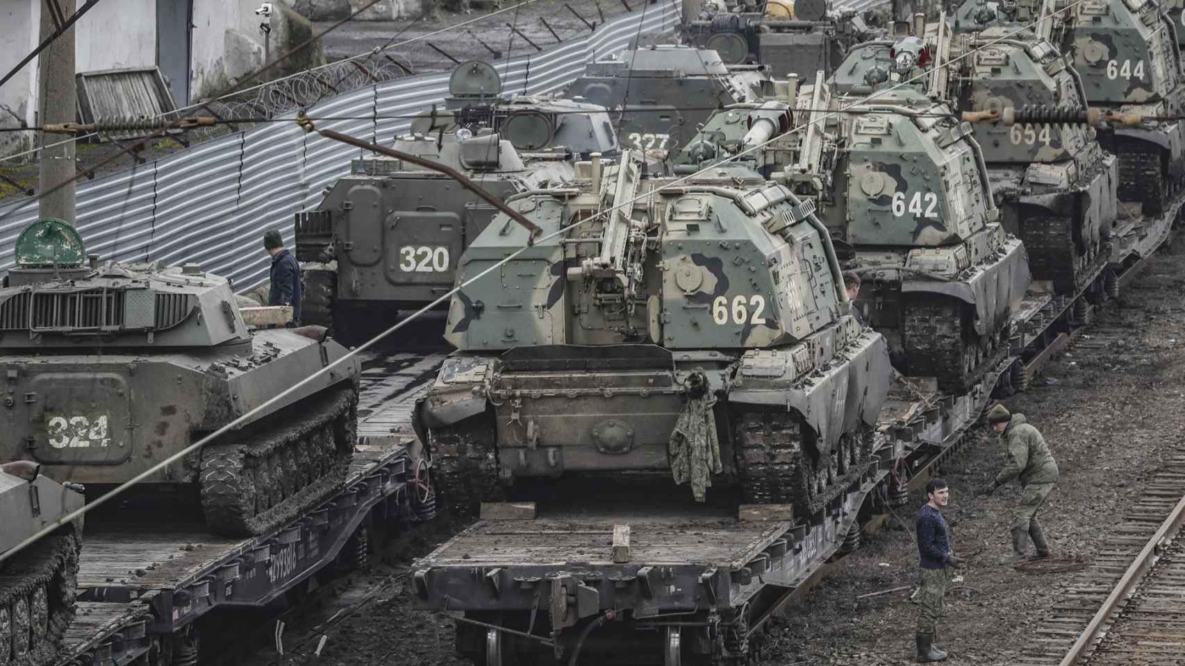 Vehículos blindados del ejército ruso en la estación de tren de la región de Rostov.