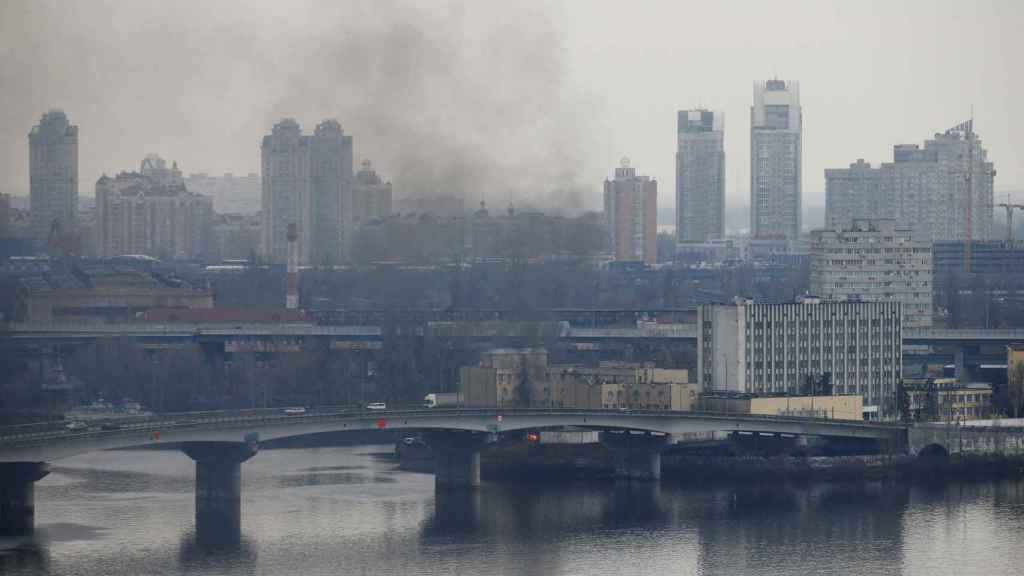 Un edificio del Ministerio de Defensa en Kiev, en llamas.