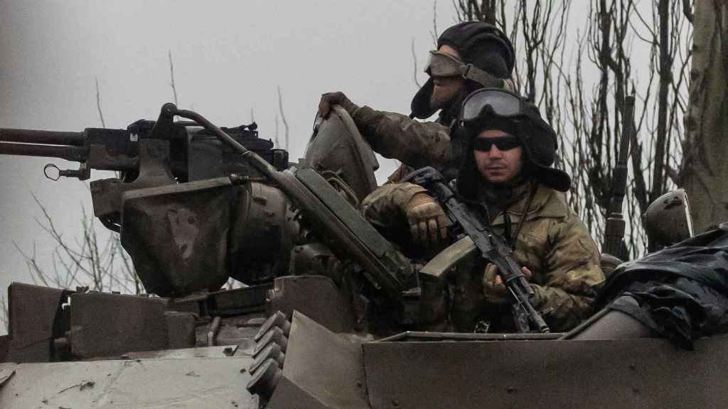 Soldados rusos sobre un tanque en Mariupol, al este de Ucrania.