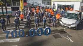 Parte de la plantilla de Iveco celebra el número 700.000 de la Daily