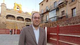 El alcalde de Ciudad Rodrigo, Marcos Iglesias, en la Plaza Mayor, que hace también de coso taurino