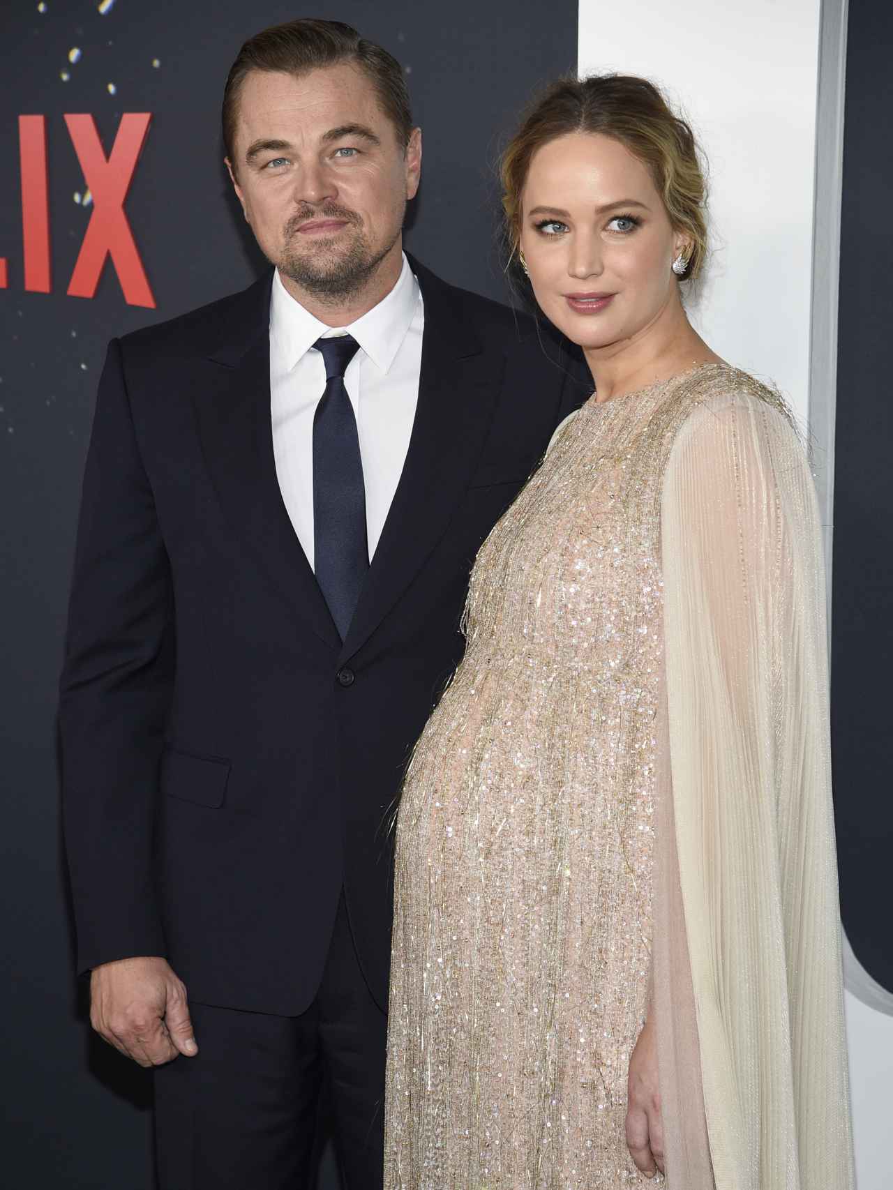 Jennifer Lawrence junto a Leonardo DiCaprio en la presentación de 'No mires arriba'. Fue el primer acto en el que mostró su embarazo.