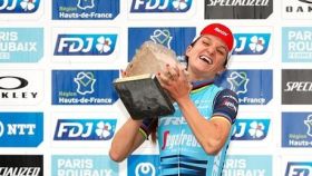 Lizzie Deignan en el podio de la Paris-Roubaix
