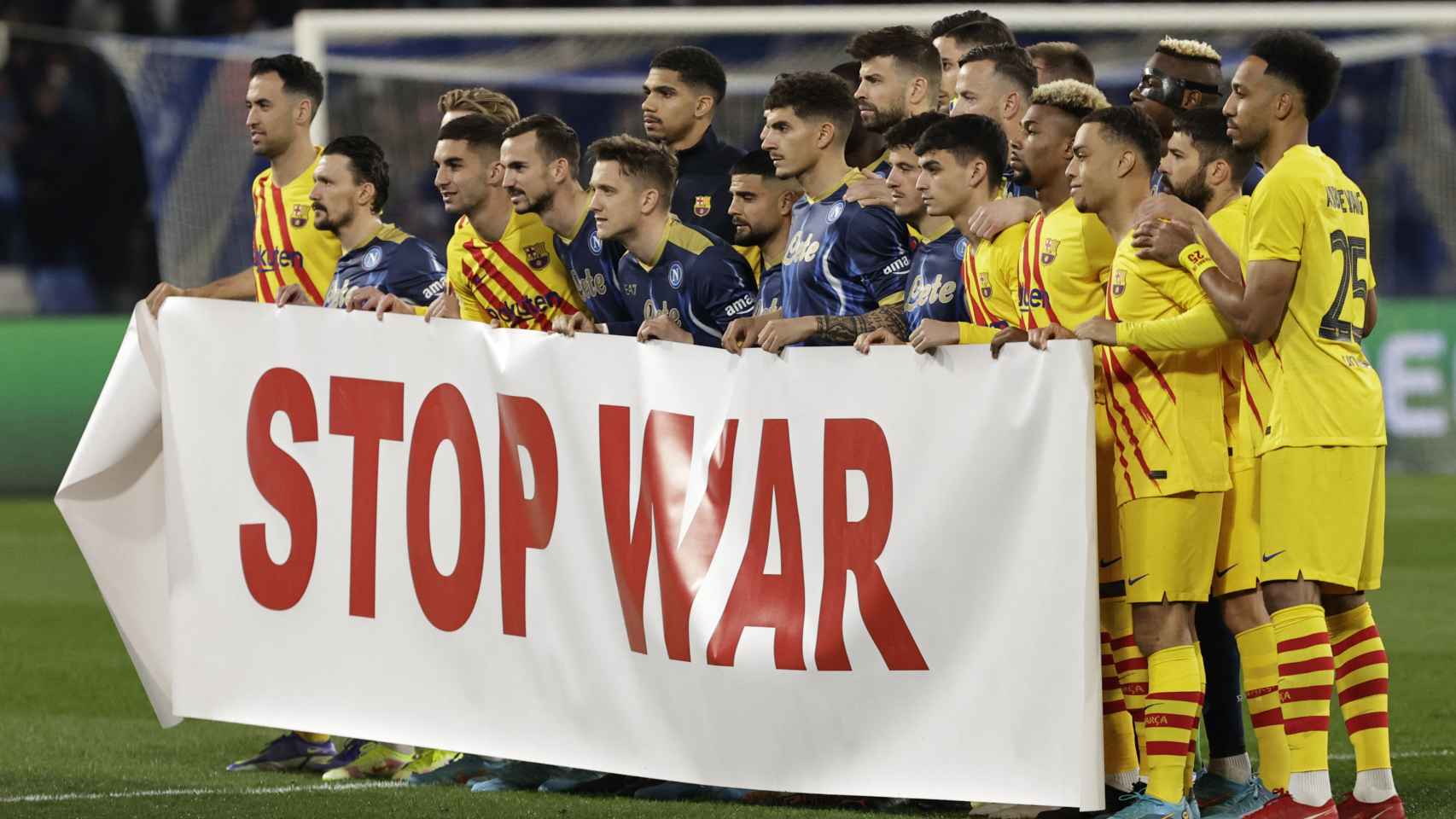 Los jugadores del FC Barcelona y el Nápoles, con una pancarta pidiendo que pare la guerra entre Rusia y Ucrania.