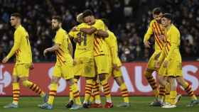 Los jugadores del FC Barcelona se congratulan por el cuarto gol.