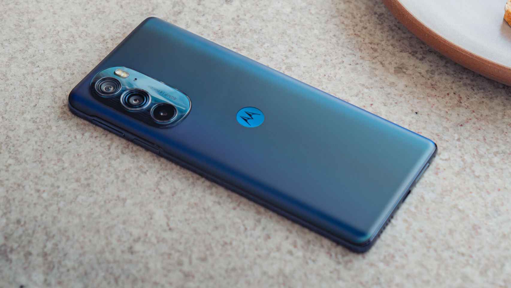 El nuevo Motorola Moto G200 tiene una pantalla de casi 7 pulgadas