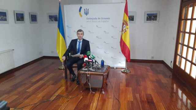El representante diplomático de Ucrania en España, Dmytro Matiuschenko, comparece desde la Embajada en Madrid.