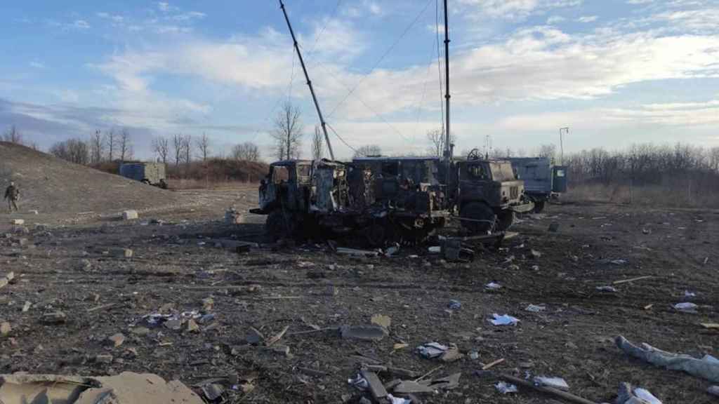 Secuelas de un bombardeo ruso en un puesto militar ucraniano.