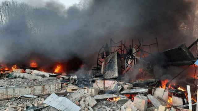 Una edificio de la región de Kiev en llamas tras el bombardeo de las tropas rusas.