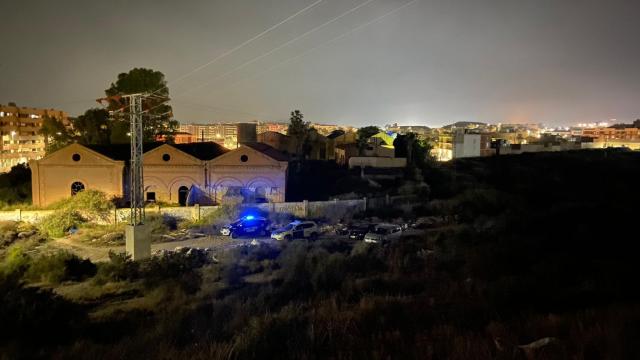 Patrullas de Guardia Civil y Policía Local en las inmediaciones del cerro donde se localizó el cuerpo del bebé.