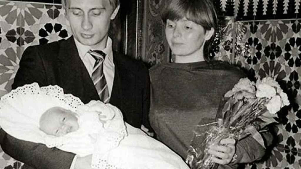 Un joven Vladimir Putin con su mujer Lyudmila y su hija.
