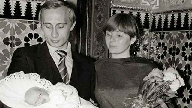 Un joven Vladimir Putin con su mujer Lyudmila y su hija.