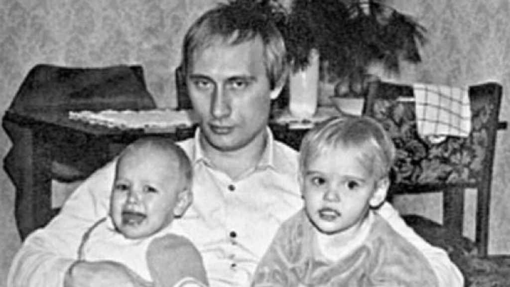 Putin con sus hijas de pequeñas.
