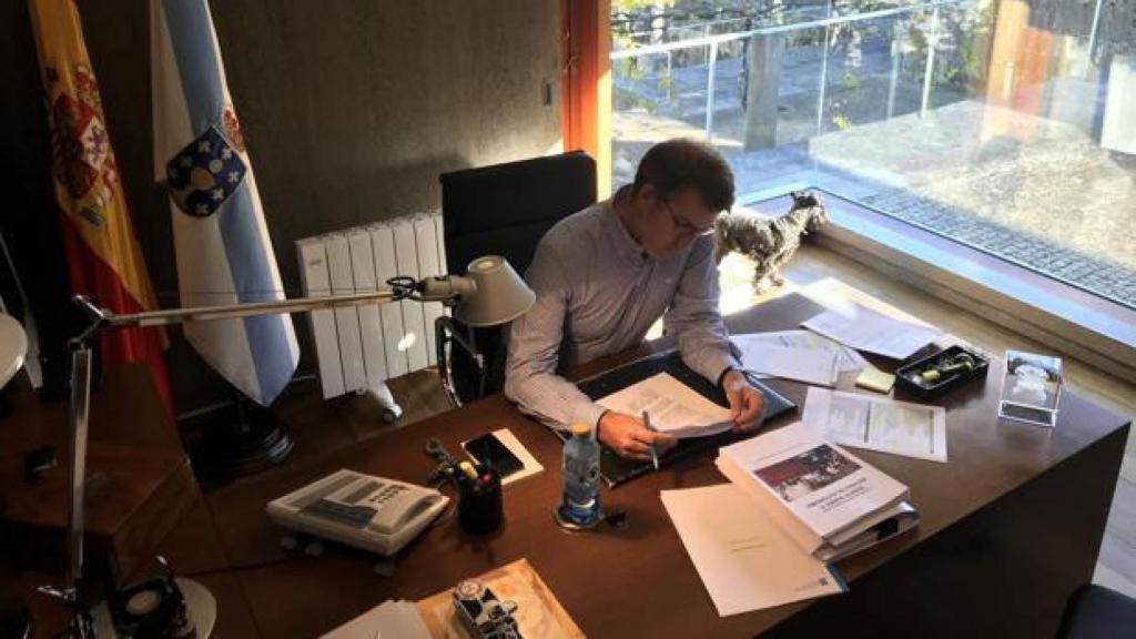 El presidente gallego trabajando en su despacho de la Xunta.