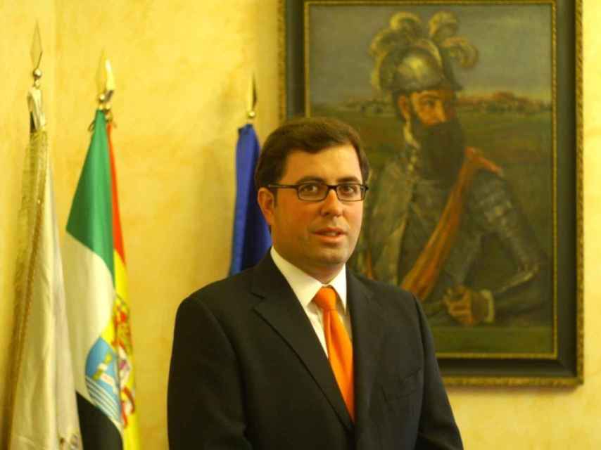 Alcade Casero posa como alcalde de Trujillo.