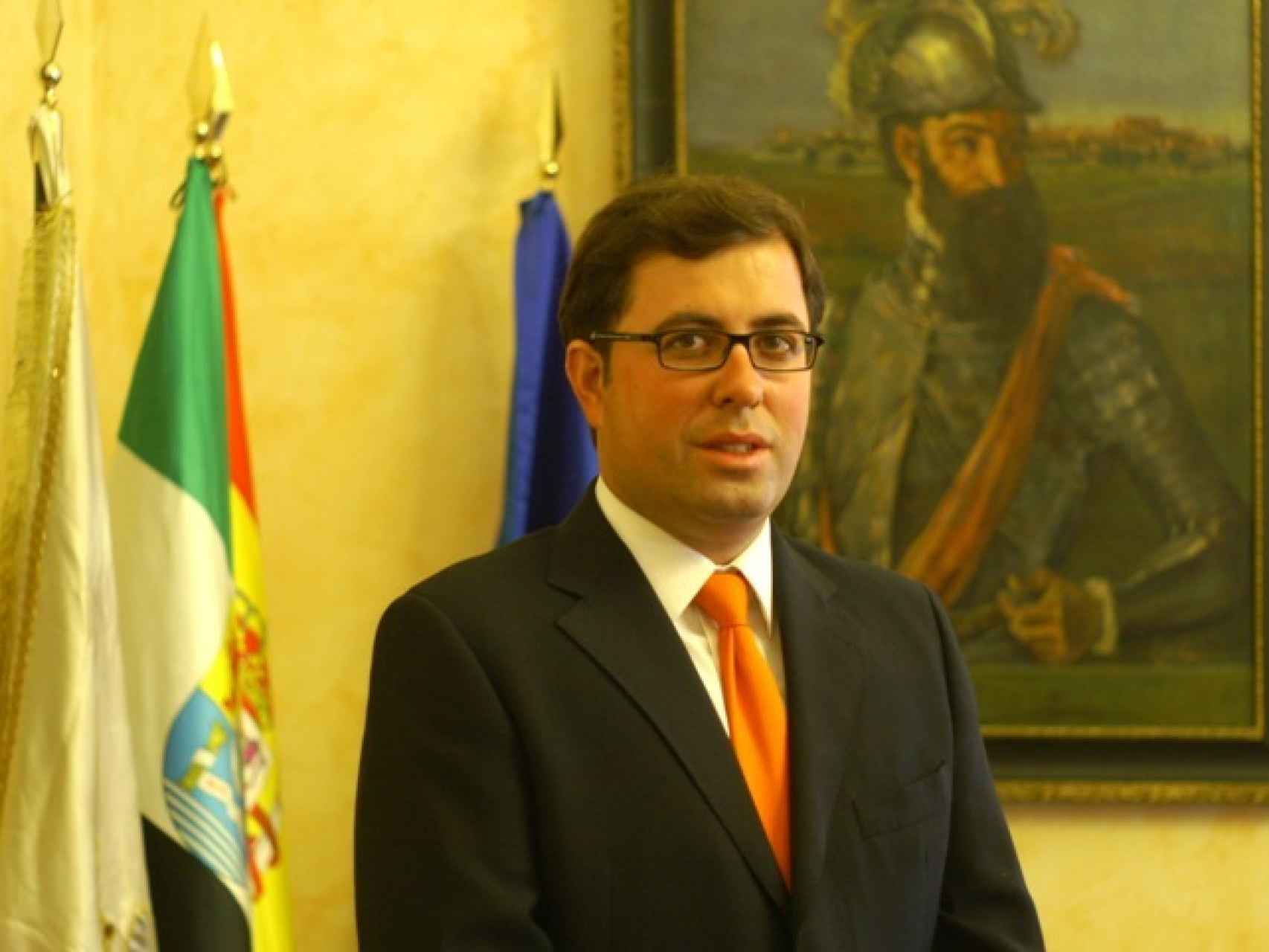 Alcade Casero posa como alcalde de Trujillo.