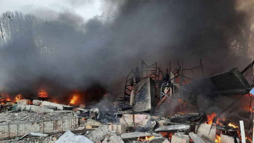 Fuego provocado por los bombardeos en Kiev.