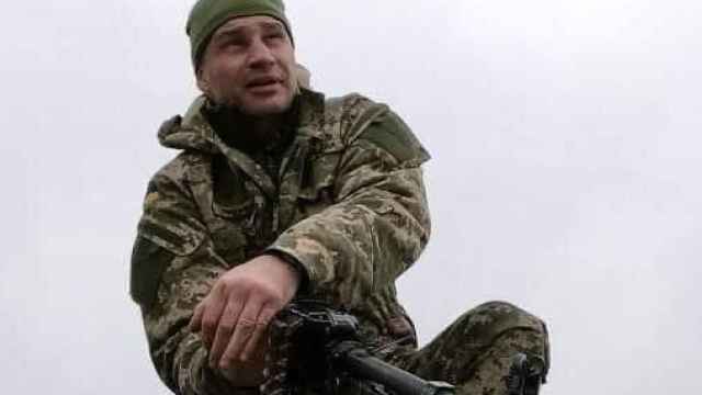 Vitali Klitschko con un arma en la guerra contra Rusia