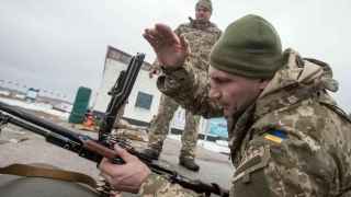 El alcalde de Kiev, Vitali Klitschko, recarga un arma en un punto de acceso a la capital ucraniana.