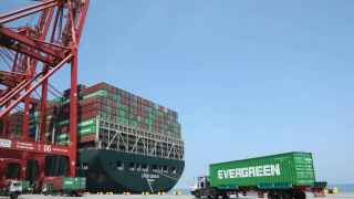 El último de los 263 contenedores de residuos es cargado en el puerto de Colombo para su devolución a Reino Unido.