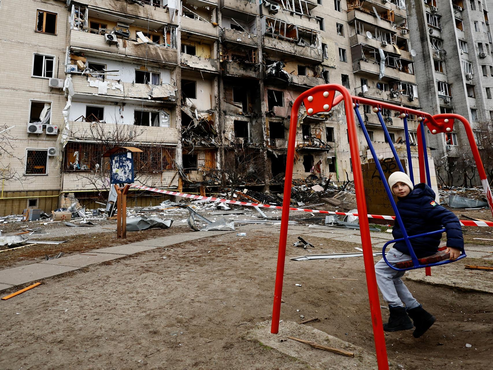 Destrozos en Kiev tras la segunda noche de bombardeos.