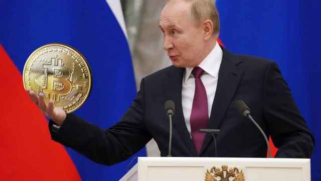 Montaje del presidente ruso, Vladímir Putin, mostrando una moneda representativa del bitcoin.