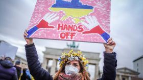 Una mujer sostiene en Berlín un cartel contra la invasión de Ucrania por parte de Rusia.