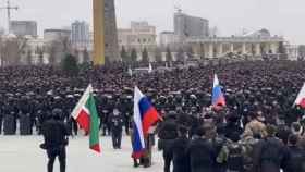 Miles de soldados chechenos en Grozni, Chechenia.