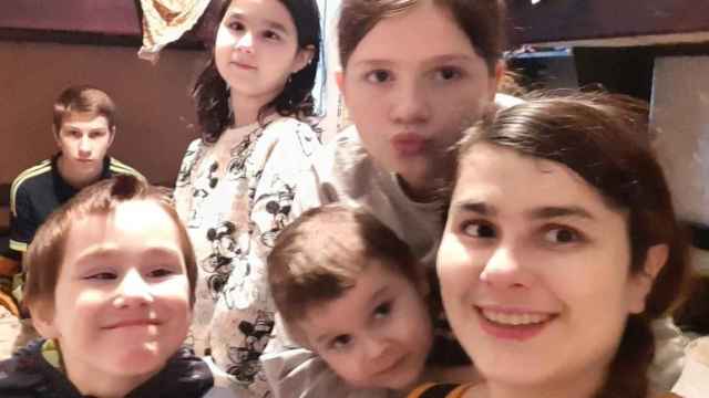 Roma, de 12 años; Yaroslsv, de 7; Ana, de 9; el pequeño Bogdan, de 3; Tania, de 13 ; y Catalina, la madre de todos.