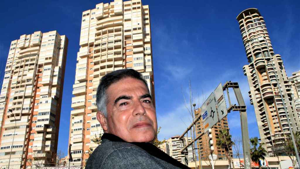 El ingeniero Manuel Peláez Robles, hijo del fundador, ante varios rascacielos que la antigua empresa de su familia construyó  en Benidorm: las torres Cibeles (i.) y el Neguri Gane.