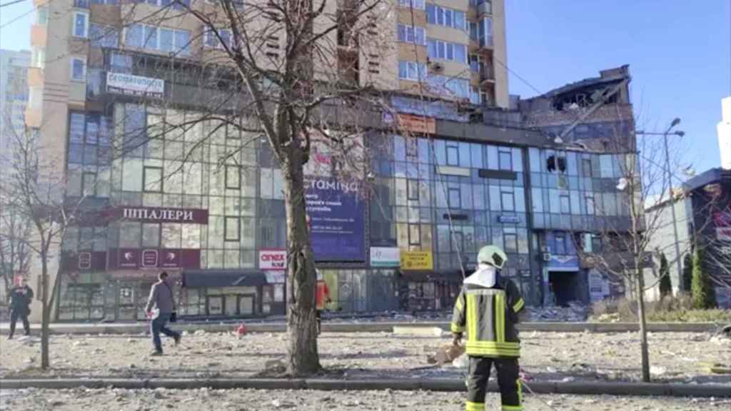 La calle de Kiev tras la explosión en el edificio de viviendas.