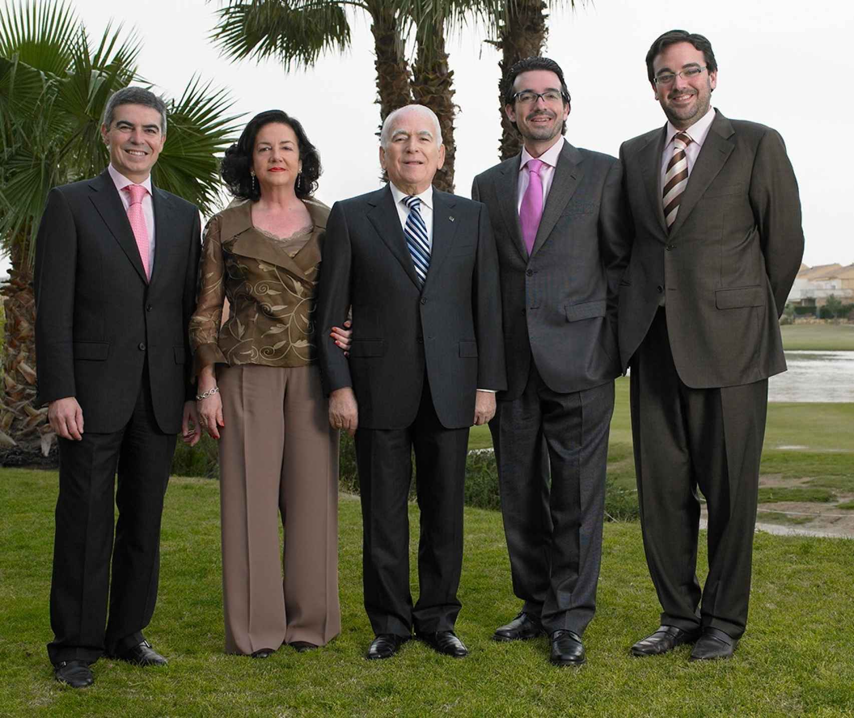 Manuel Peláez Castillo y Carmen Robles Pariente, con sus hijos (de i. a d.) Manuel, Javier y Enrique.