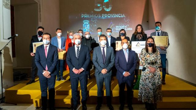 Foto familia autoridades y premiados