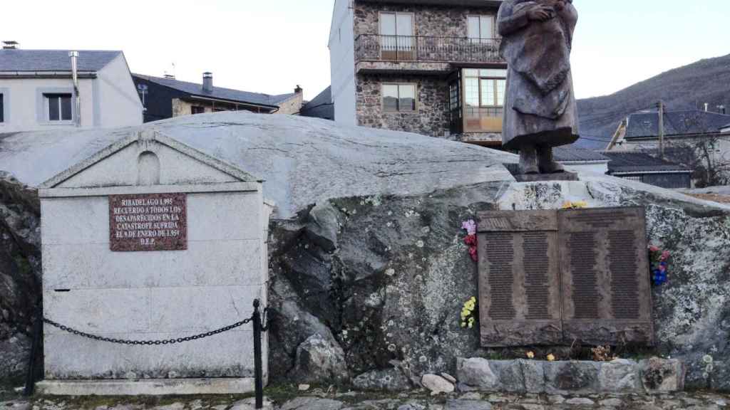 Monumento a los fallecidos en la tragedia de Ribadelago (Zamora)