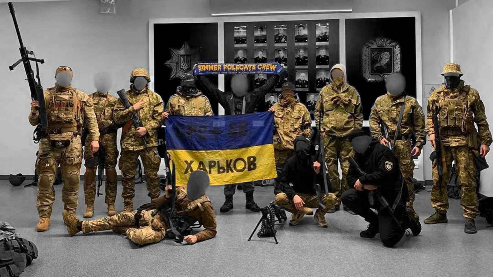 El grupo Ultras Kharkiv armados y preparados para la guerra