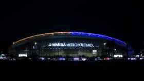 El Wanda Metropolitano teñido con la bandera de Ucrania.
