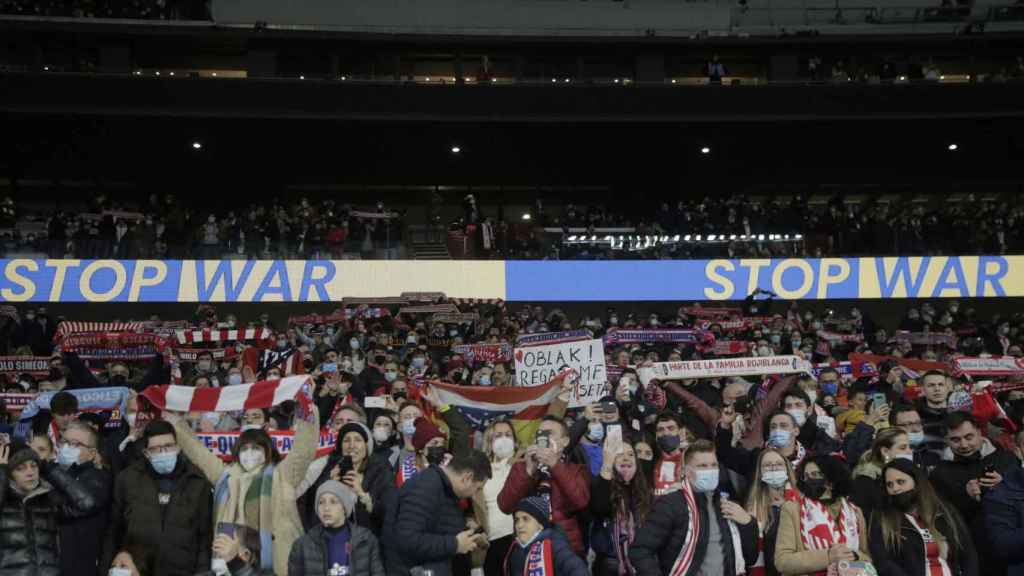 El Wanda Metropolitano mostró el mensaje Stop War en los prolegóomenos del Atlético de Madrid - Celta de Vigo.