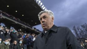 Carlo Ancelotti llegando al banquillo del Municipal de Vallecas