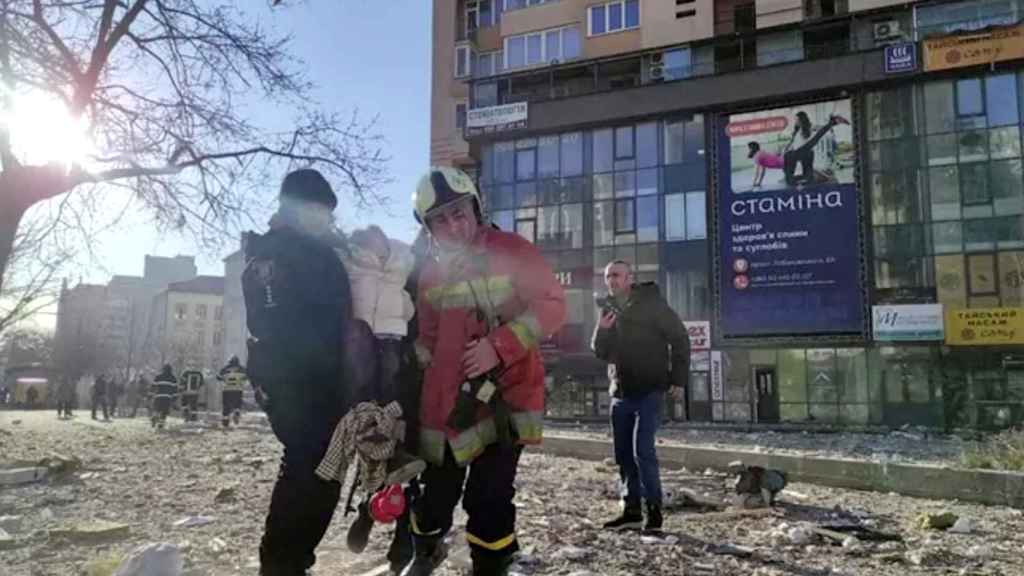 Los equipos de emergencias trasladan a una persona herida tras una explosión en Kiev.