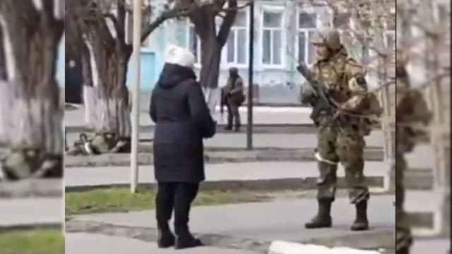 La mujer ucraniana enfrentándose al soldado ruso.