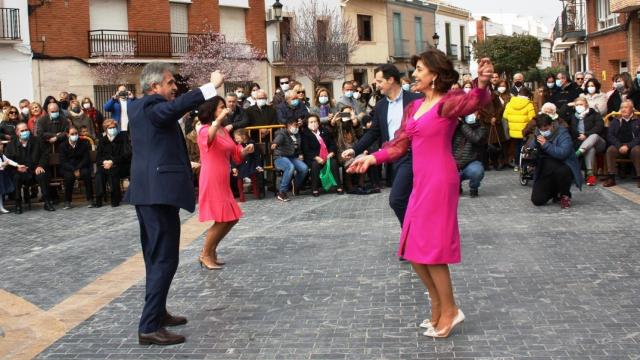 El alcalde de Miguel Esteban baila la Jota con una de las capitanas.