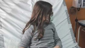 La pequeña María, en el hospital de Elche donde sigue recibiendo el tratamiento que empezó recibiendo en el centro de referencia de Barcelona.