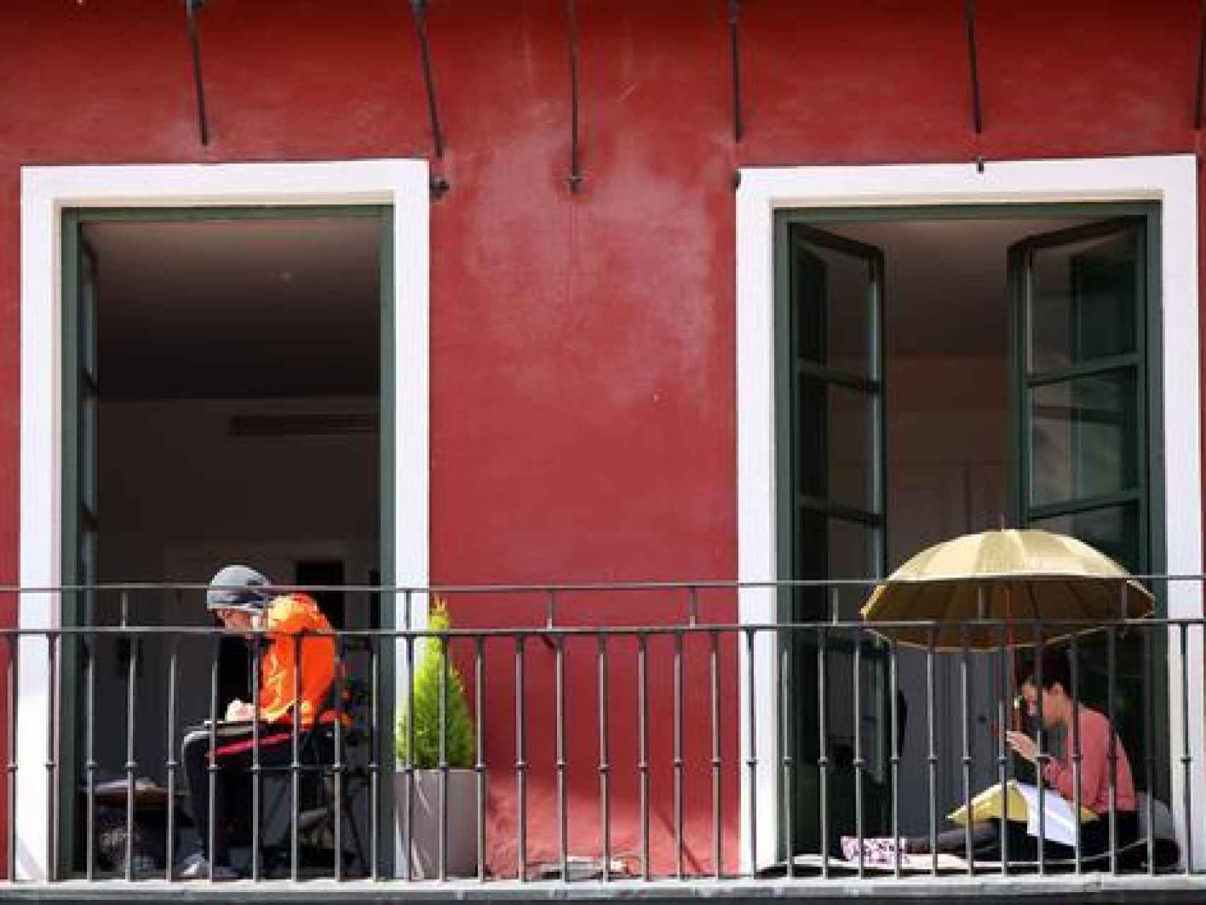 Dos mujeres en su terraza de Valladolid