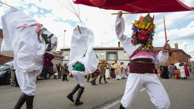Toros y toreros protagonizan el antruejo tradicional del carnaval de Alcoba de la Ribera