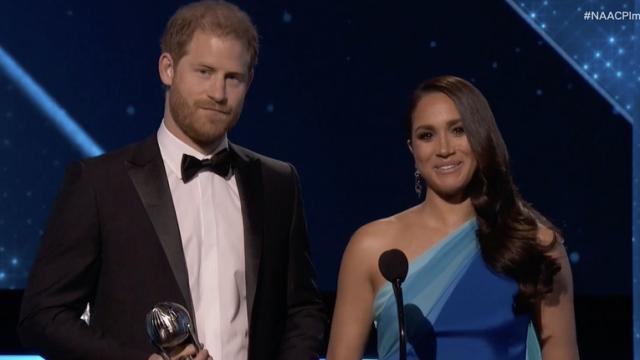 Meghan Markle y el príncipe Harry en los premios 'Naacp Image Awards'.